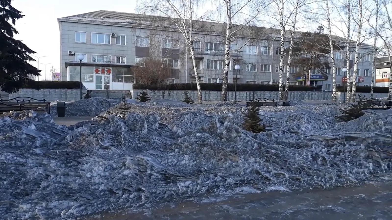 Потемневший снег у городской застройки в Кузбассе